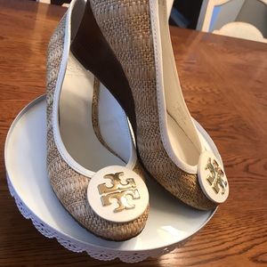 TORY BURCH SALLY RAFFIA STRAW NATURAL WEDGE